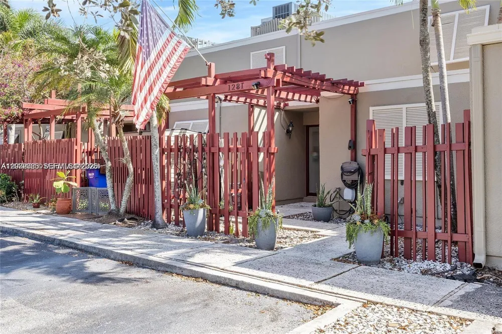 1281 W Fairway Rd #1281 Pembroke Pines, FL 33026