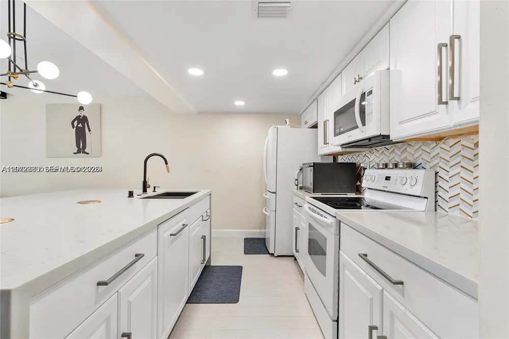 1281 W Fairway Rd #1281 Pembroke Pines, FL 33026