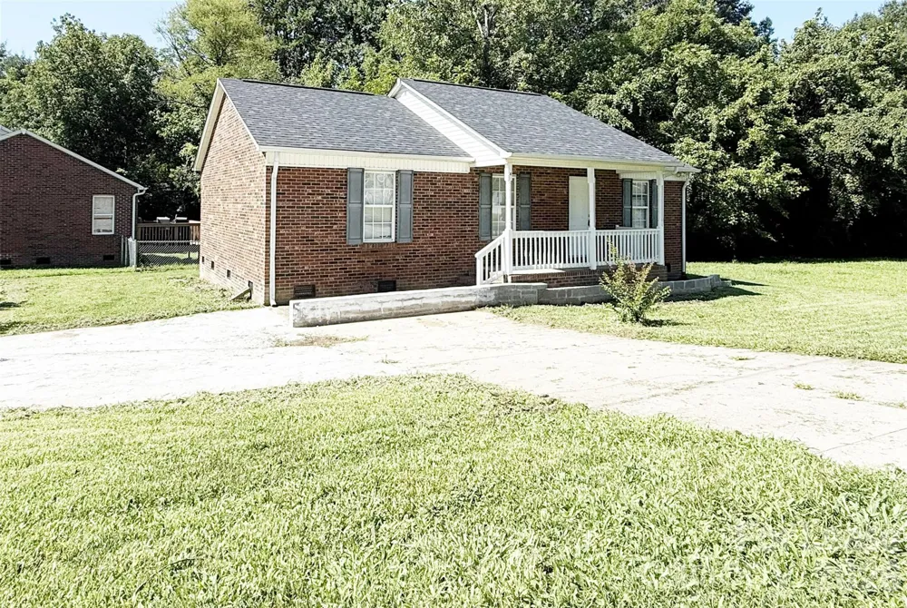 527 E Carpenter Street Dallas, NC 28034