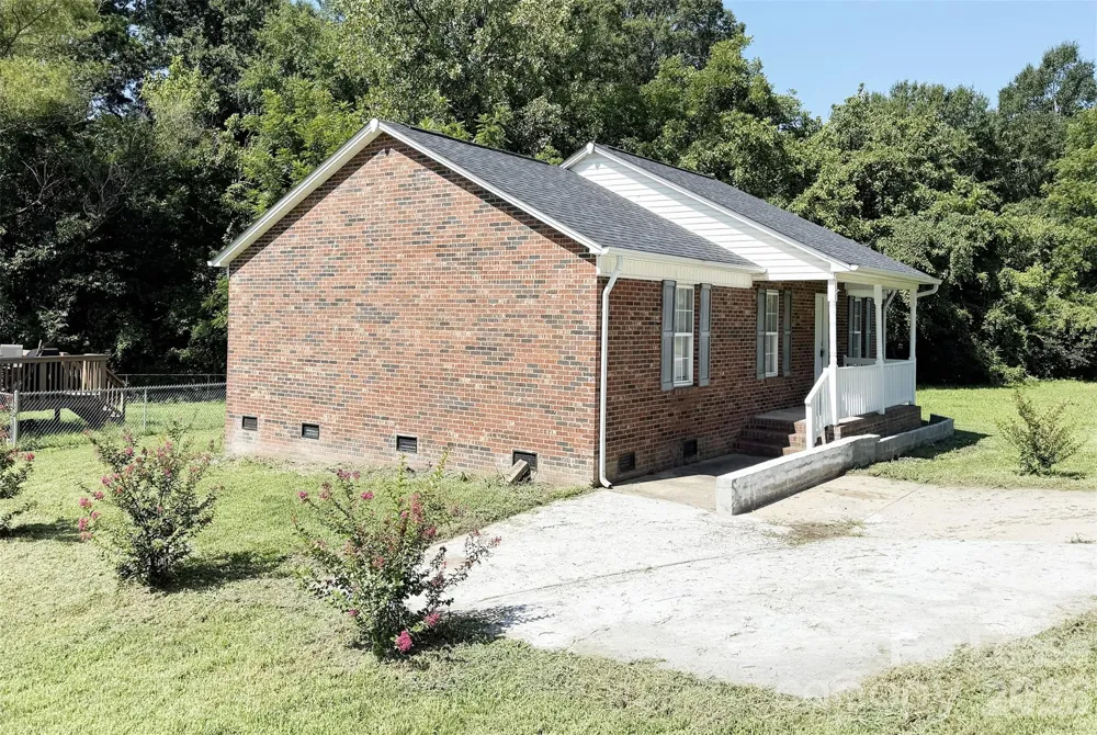 527 E Carpenter Street Dallas, NC 28034
