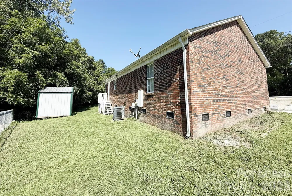 527 E Carpenter Street Dallas, NC 28034