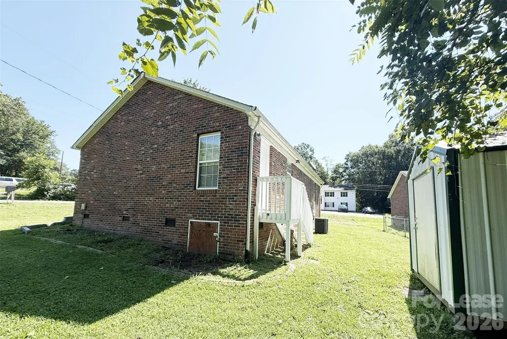 527 E Carpenter Street Dallas, NC 28034