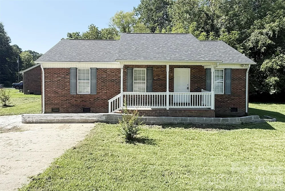 527 E Carpenter Street Dallas, NC 28034