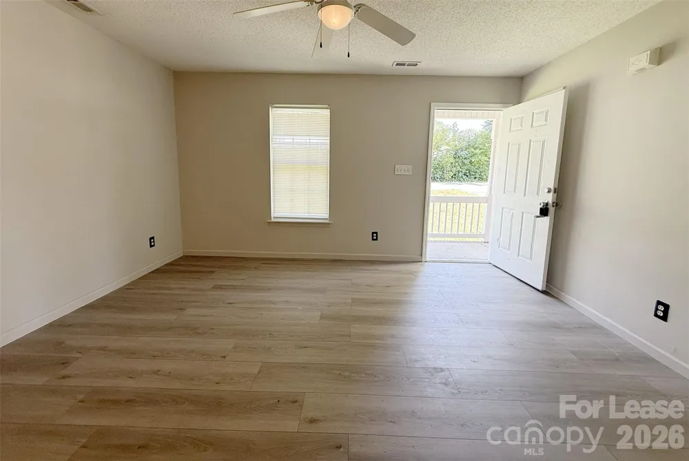 527 E Carpenter Street Dallas, NC 28034