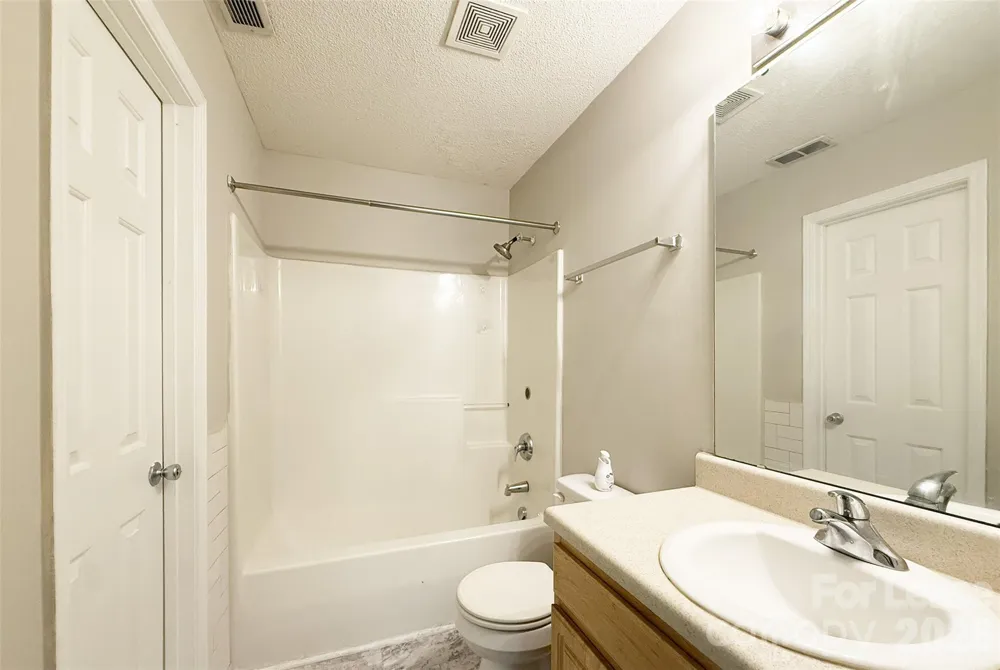 527 E Carpenter Street Dallas, NC 28034