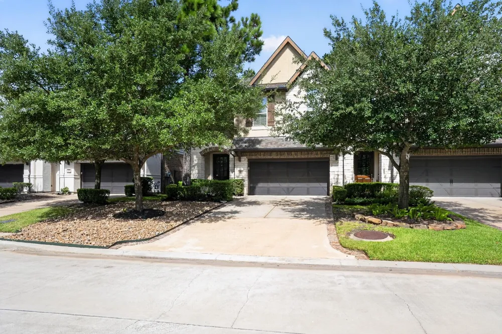 27 Daffodil Meadow Place Tomball, TX 77375