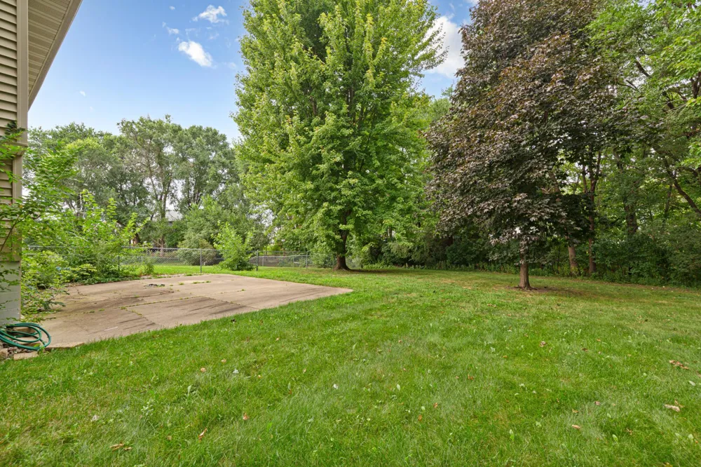 1437 Mcintosh Circle Shakopee, MN 55379
