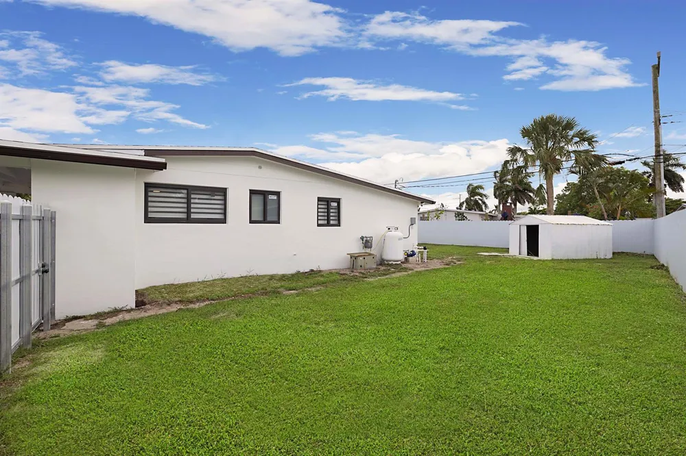 421 FONTANA DRIVE Palm Springs, FL 33461