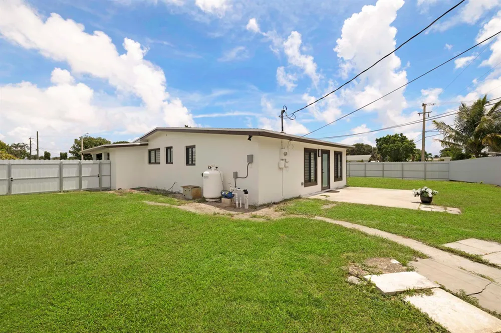 421 FONTANA DRIVE Palm Springs, FL 33461
