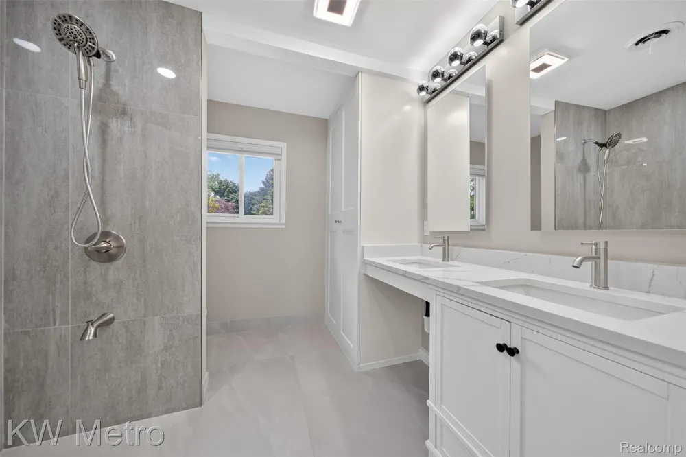 4251 Derry Road Bloomfield Charter Township, MI 48302