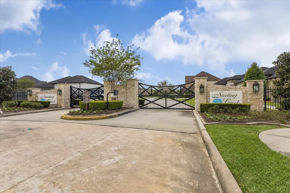 1819 Eagle Creek Drive Friendswood, TX 77546