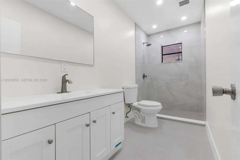 142 W 35th St Hialeah, FL 33012