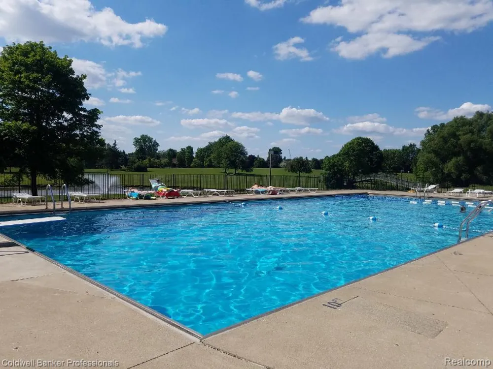 1805 Brentwood Drive #329 Troy City, MI 48098