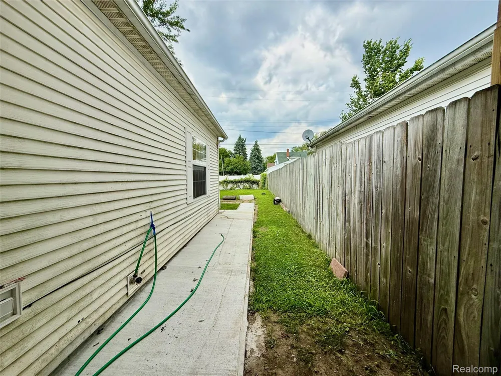 25660 Currier Street Dearborn Heights City, MI 48125