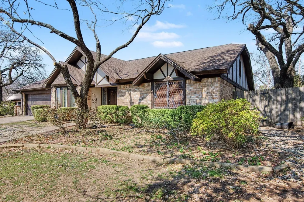 604 Baker Drive Hurst, TX 76054