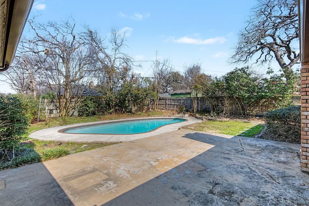 604 Baker Drive Hurst, TX 76054