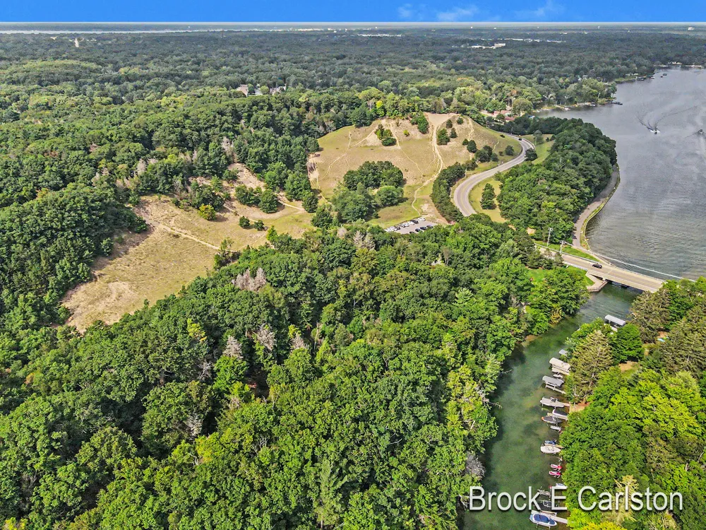 1576 Hendrick Road Norton Shores, MI 49441