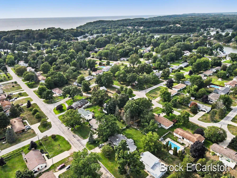1576 Hendrick Road Norton Shores, MI 49441
