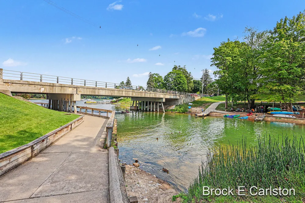 1576 Hendrick Road Norton Shores, MI 49441