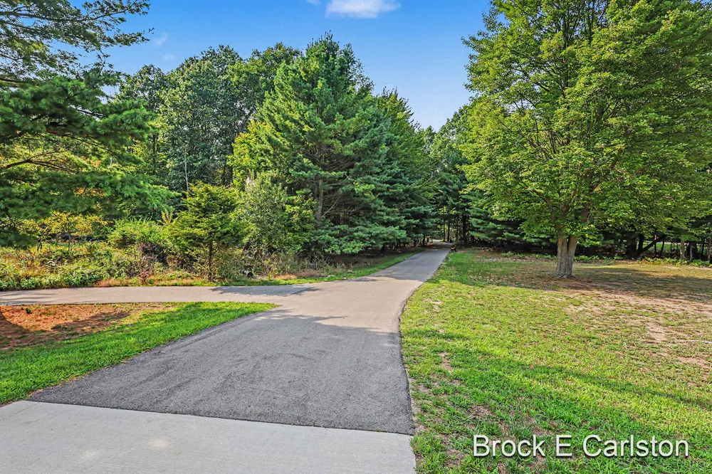 1576 Hendrick Road Norton Shores, MI 49441