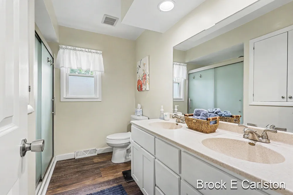 1576 Hendrick Road Norton Shores, MI 49441