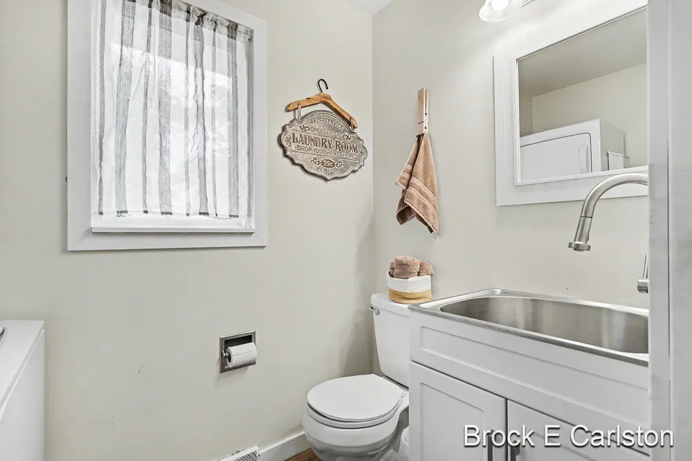 1576 Hendrick Road Norton Shores, MI 49441