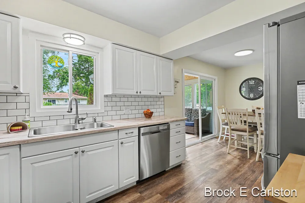 1576 Hendrick Road Norton Shores, MI 49441