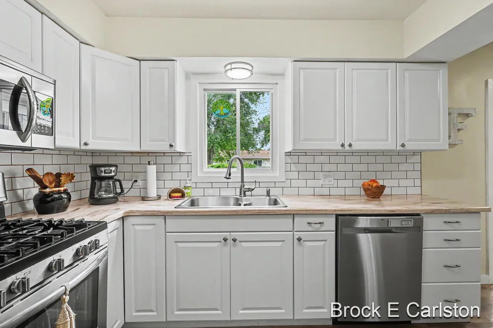 1576 Hendrick Road Norton Shores, MI 49441