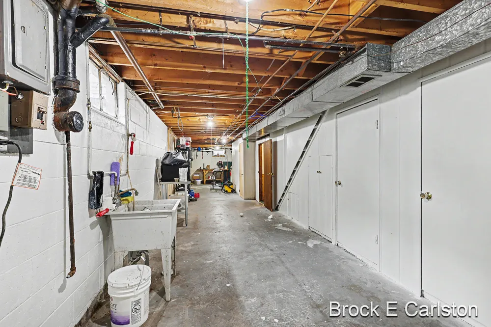 1576 Hendrick Road Norton Shores, MI 49441