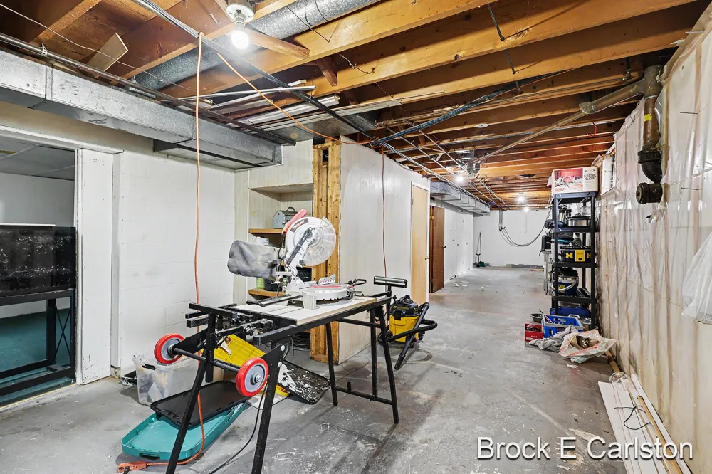 1576 Hendrick Road Norton Shores, MI 49441