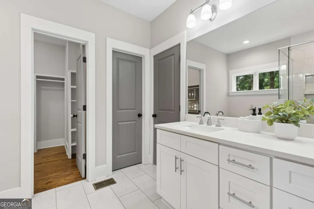 859 East AVE Scottdale, GA 30079