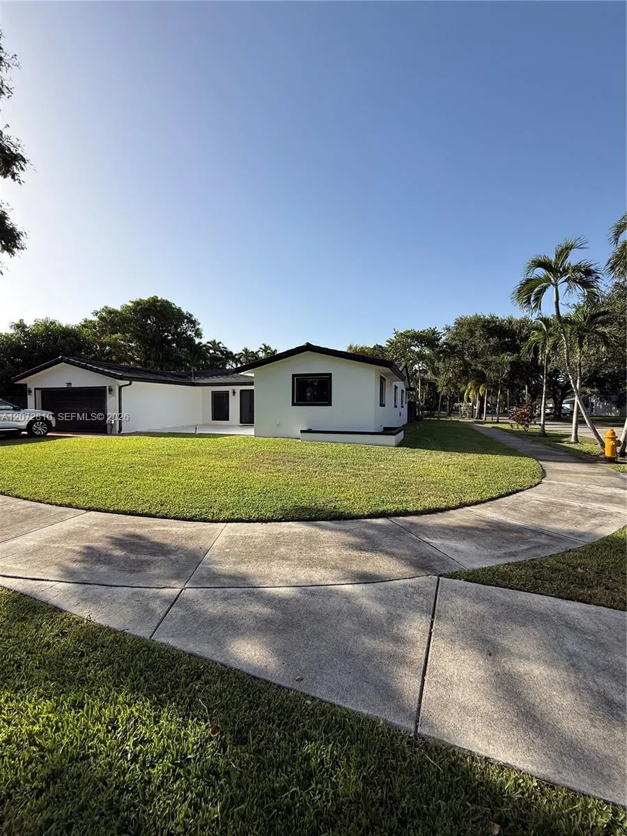 6901 S Miami Lakeway S Miami Lakes, FL 33014