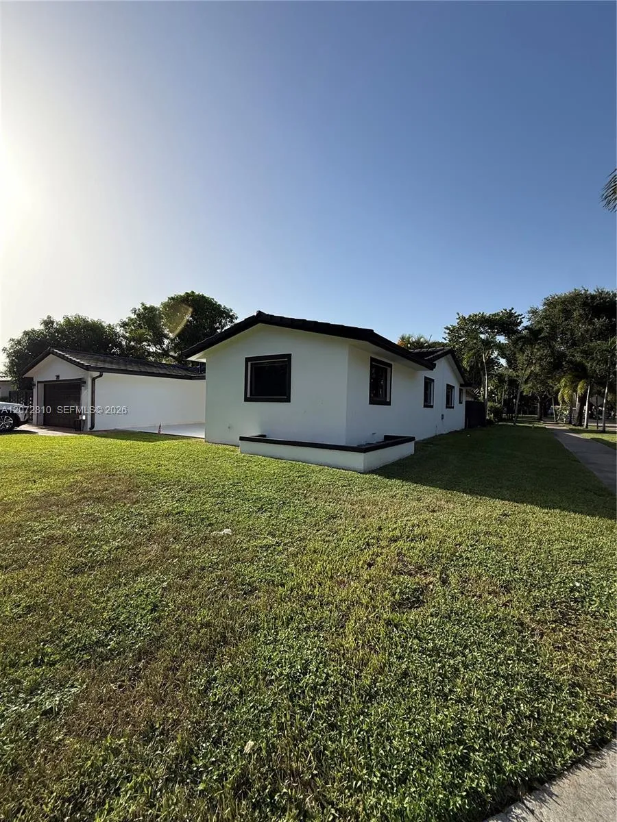 6901 S Miami Lakeway S Miami Lakes, FL 33014