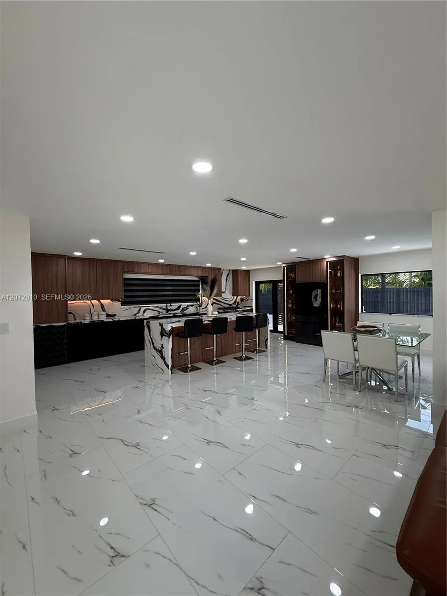 6901 S Miami Lakeway S Miami Lakes, FL 33014