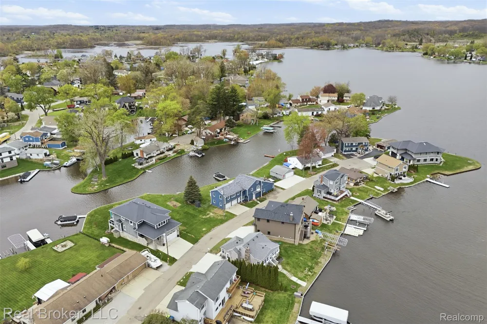 2299 Kingston Street White Lake Charter Township, MI 48386
