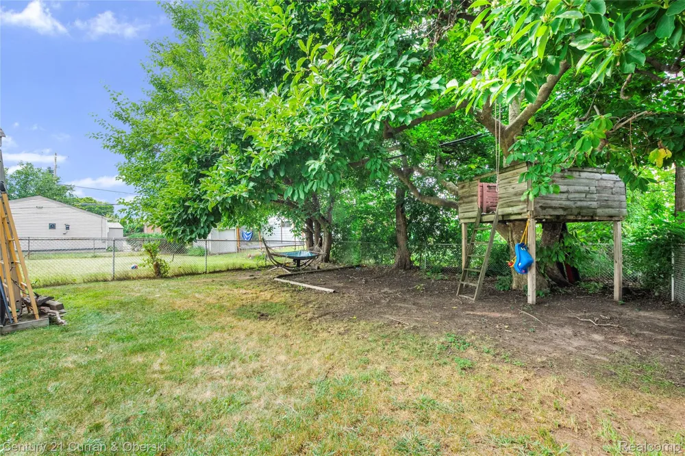 23828 Hollander Street Dearborn City, MI 48128