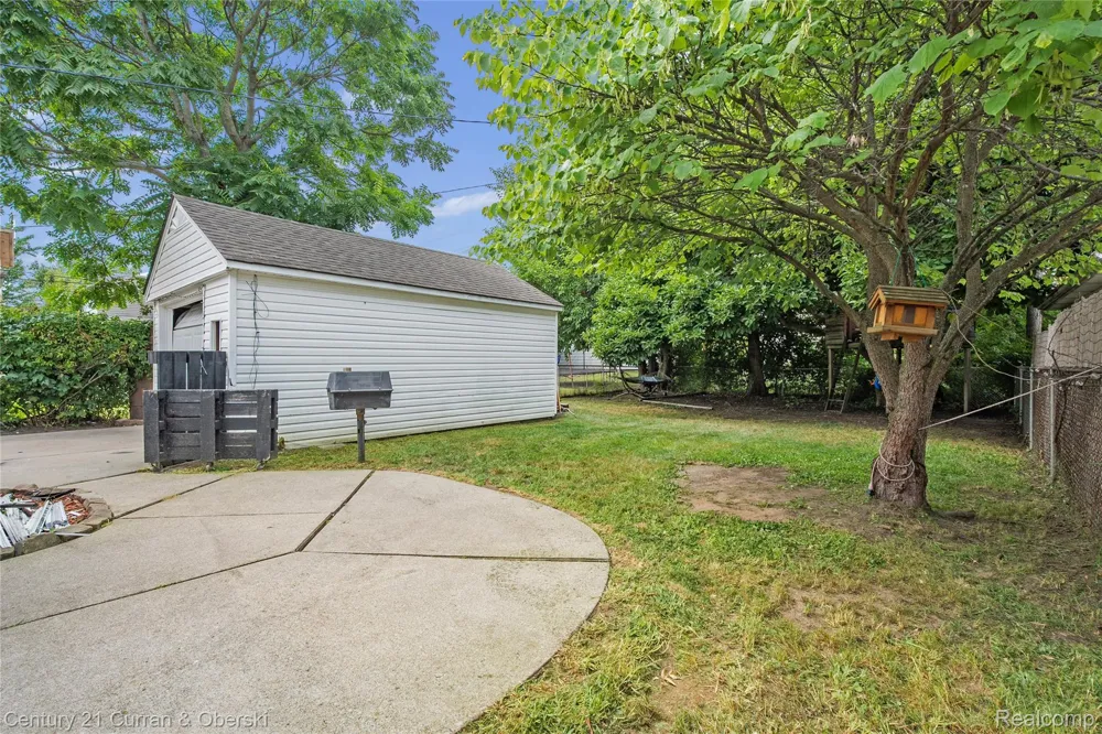23828 Hollander Street Dearborn City, MI 48128