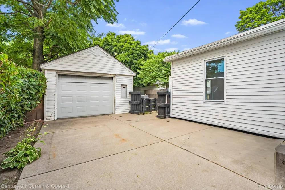 23828 Hollander Street Dearborn City, MI 48128