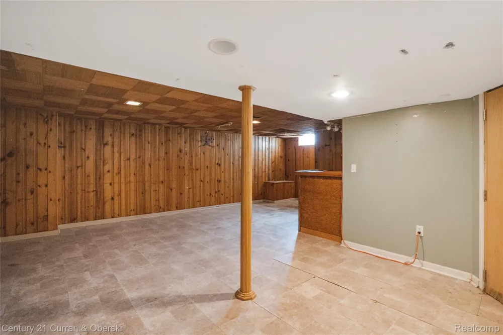 23828 Hollander Street Dearborn City, MI 48128