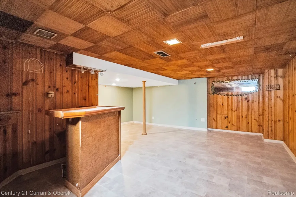 23828 Hollander Street Dearborn City, MI 48128