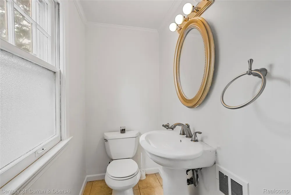 23828 Hollander Street Dearborn City, MI 48128