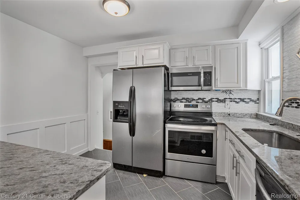 23828 Hollander Street Dearborn City, MI 48128