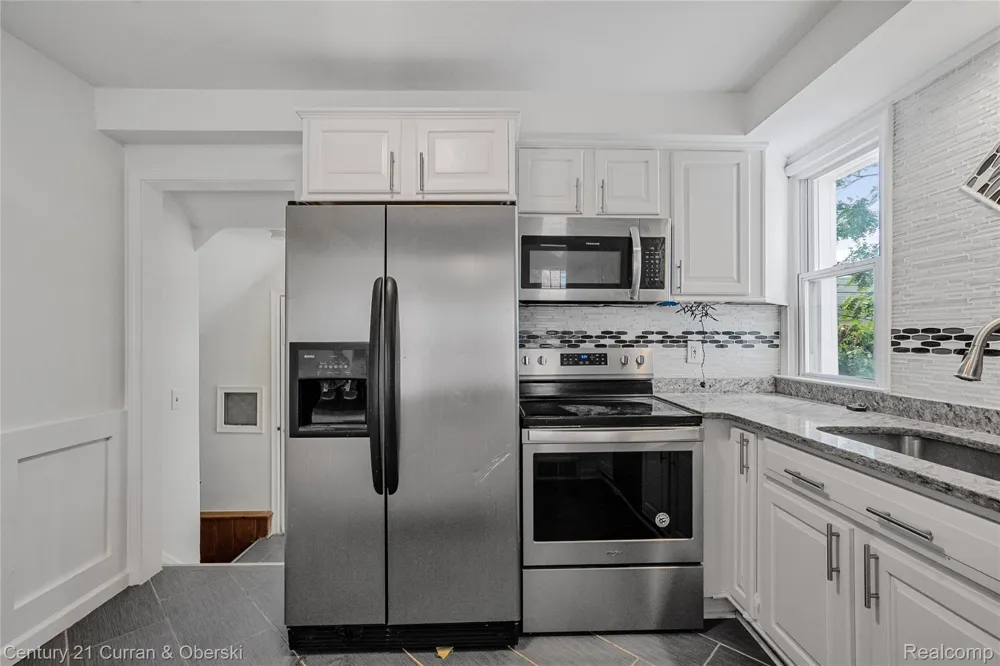 23828 Hollander Street Dearborn City, MI 48128