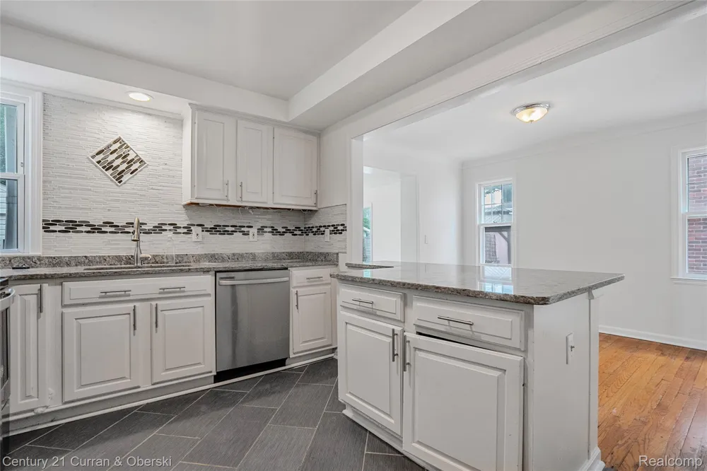 23828 Hollander Street Dearborn City, MI 48128