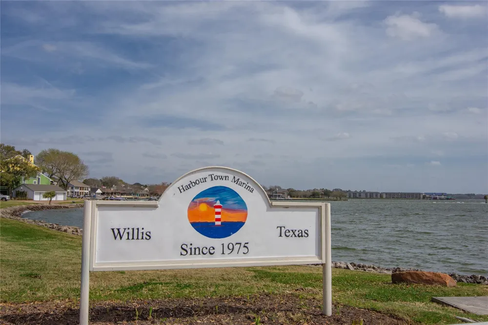 1926 Clipper Court Willis, TX 77318