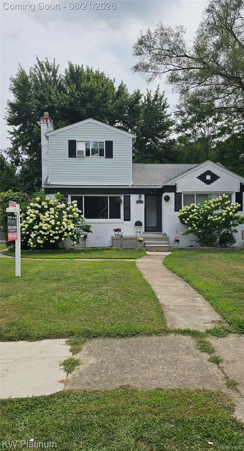 8586 Superior Center Line City, MI 48015