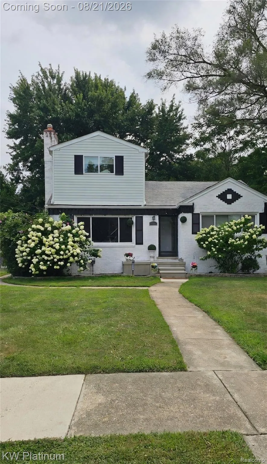 8586 Superior Center Line City, MI 48015