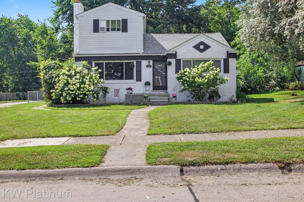 8586 Superior Center Line City, MI 48015
