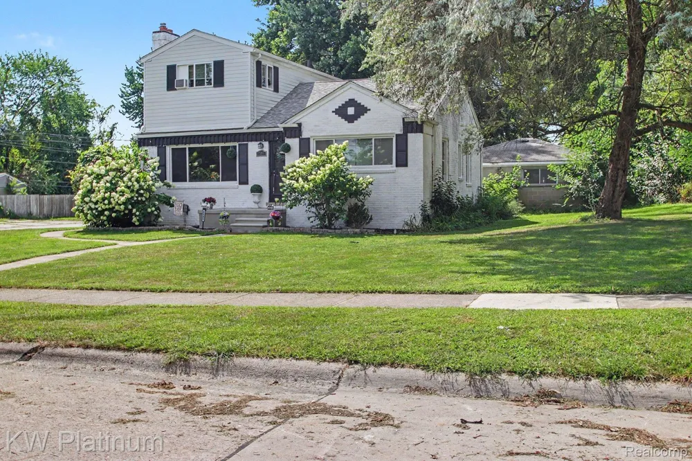 8586 Superior Center Line City, MI 48015
