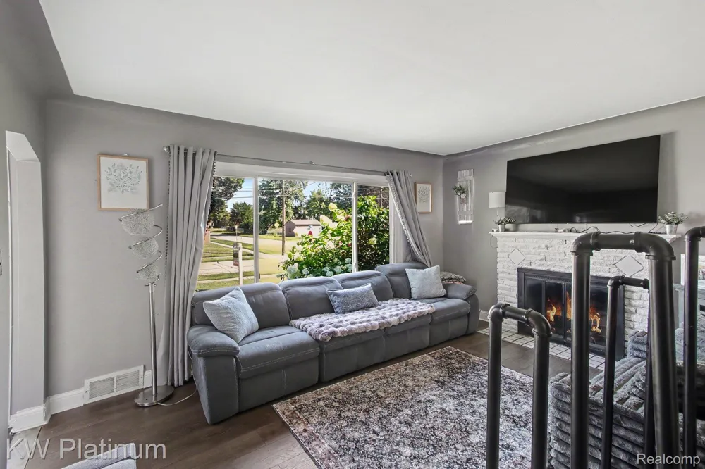 8586 Superior Center Line City, MI 48015